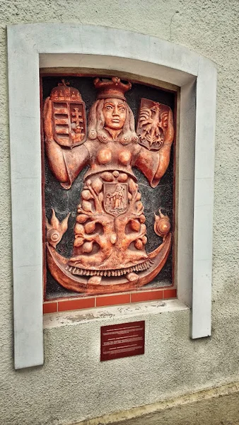 Madonna polsko-węgierska (ceramiczna płaskorzeźba)